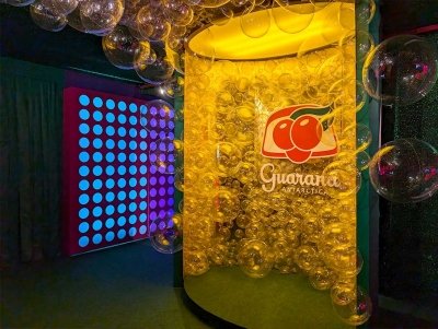 julia-sampaio-designer_ativacao-guarana_-camarote-arara-2024_05