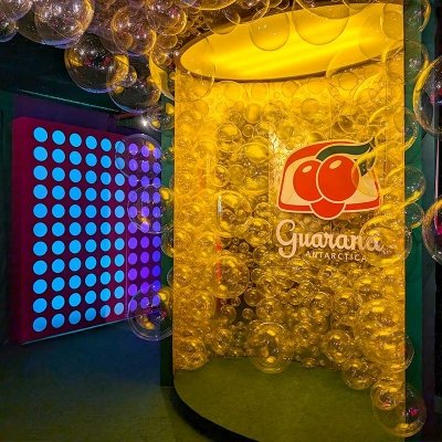 julia-sampaio-designer_ativacao-guarana_-camarote-arara-2024_05