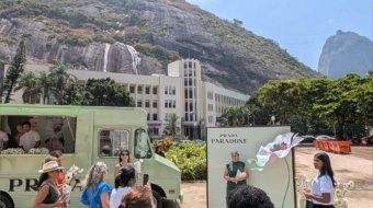 julia-sampaio_PRADA_truck-flower-market_07