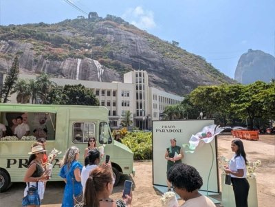 julia-sampaio_PRADA_truck-flower-market_07