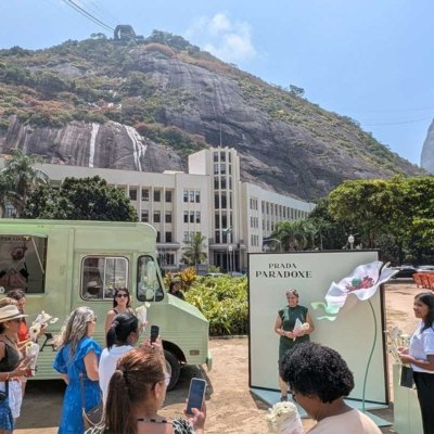 julia-sampaio_PRADA_truck-flower-market_07