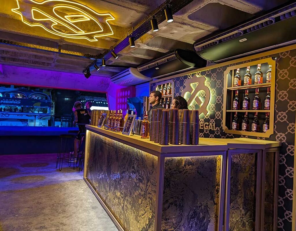 julia-sampaio-designer_bar-chivas_-camarote-arara_01