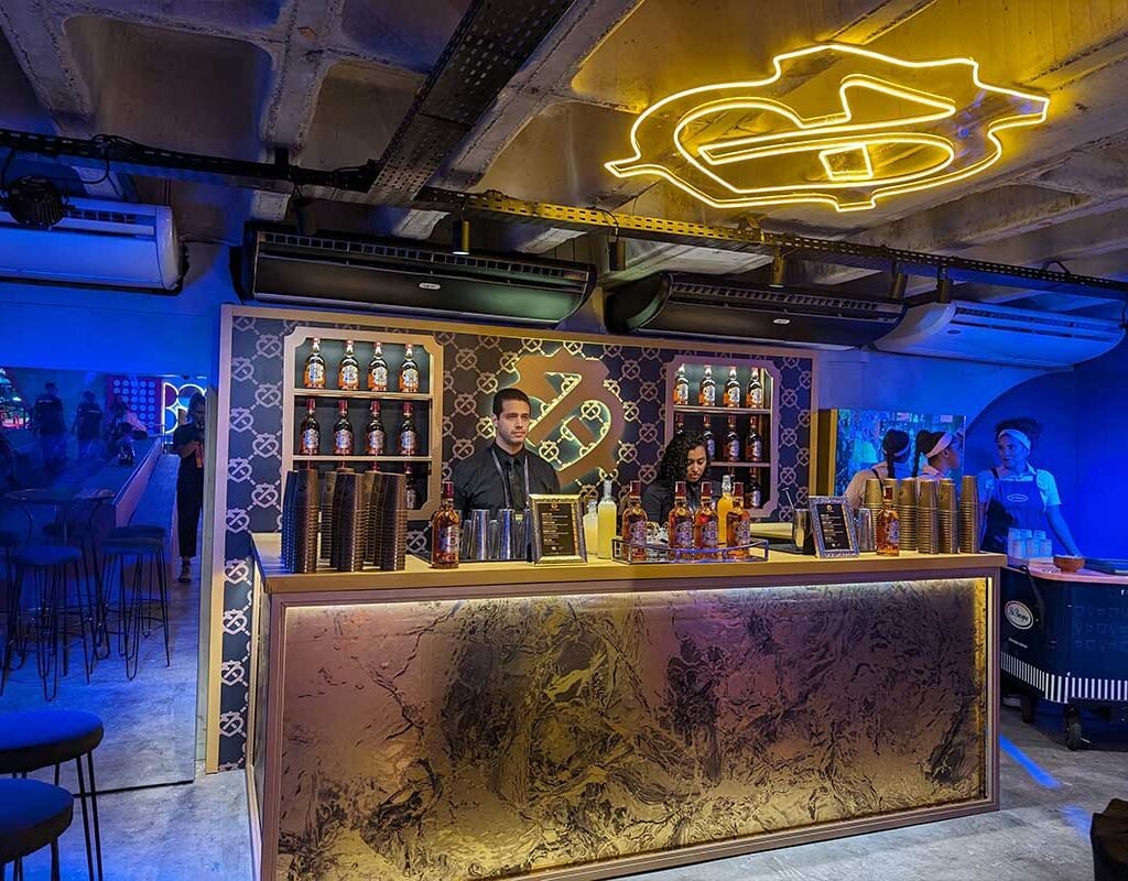 julia-sampaio-designer_bar-chivas_-camarote-arara_03