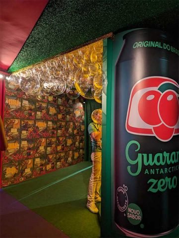 julia-sampaio-designer_ativacao-guarana_-camarote-arara-2024_07