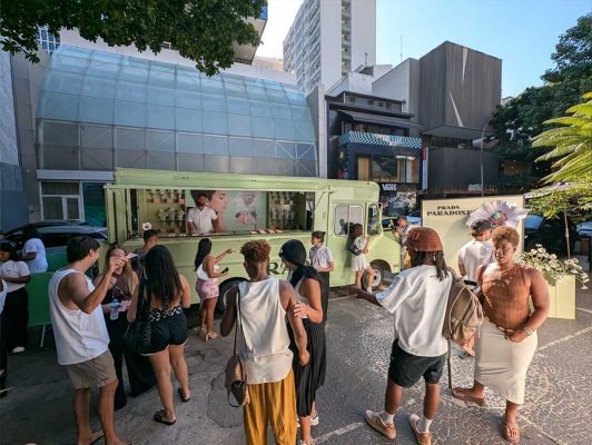 julia-sampaio_PRADA_truck-flower-market_01