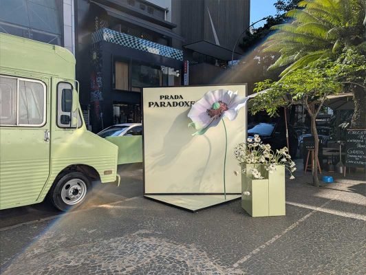 julia-sampaio_PRADA_truck-flower-market_02