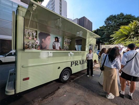 julia-sampaio_PRADA_truck-flower-market_03