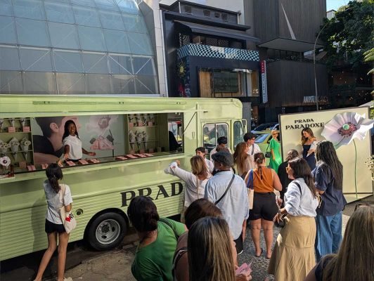 julia-sampaio_PRADA_truck-flower-market_04