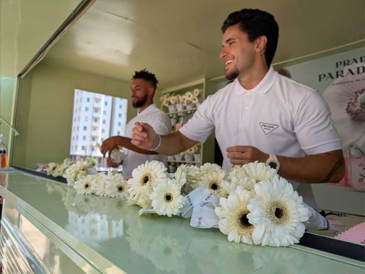 julia-sampaio_PRADA_truck-flower-market_05