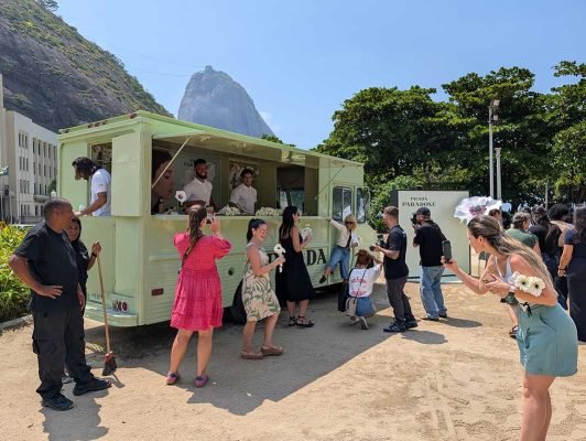 julia-sampaio_PRADA_truck-flower-market_08
