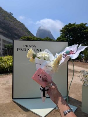 julia-sampaio_PRADA_truck-flower-market_09