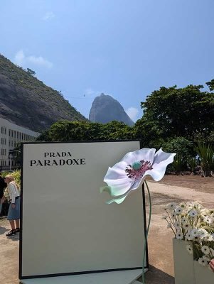 julia-sampaio_PRADA_truck-flower-market_10